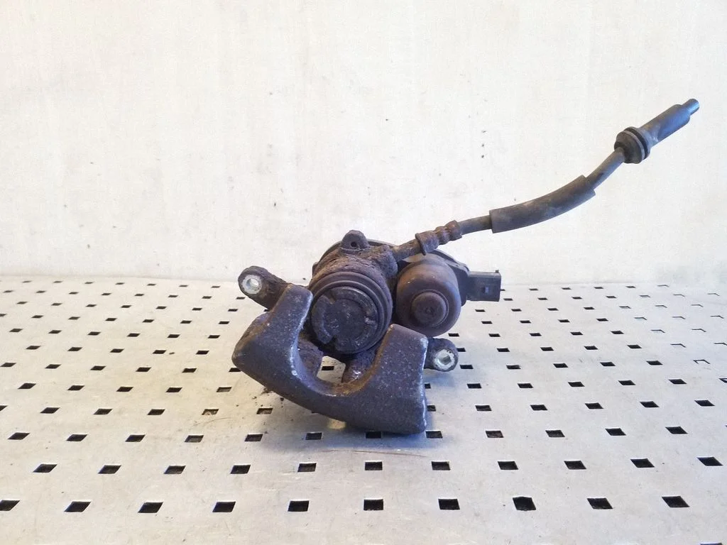 Tagumine pidurisadul 32335478E