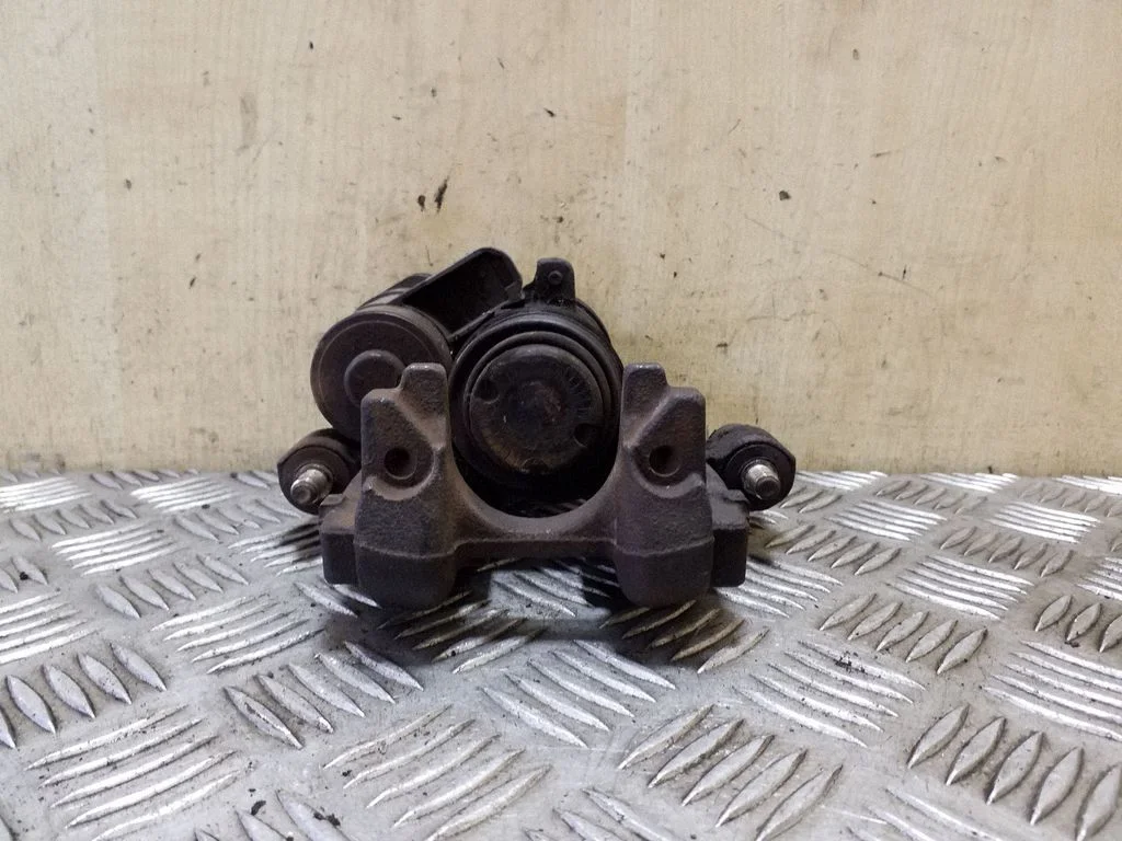 Tagumine pidurisadul 3Q0615405E