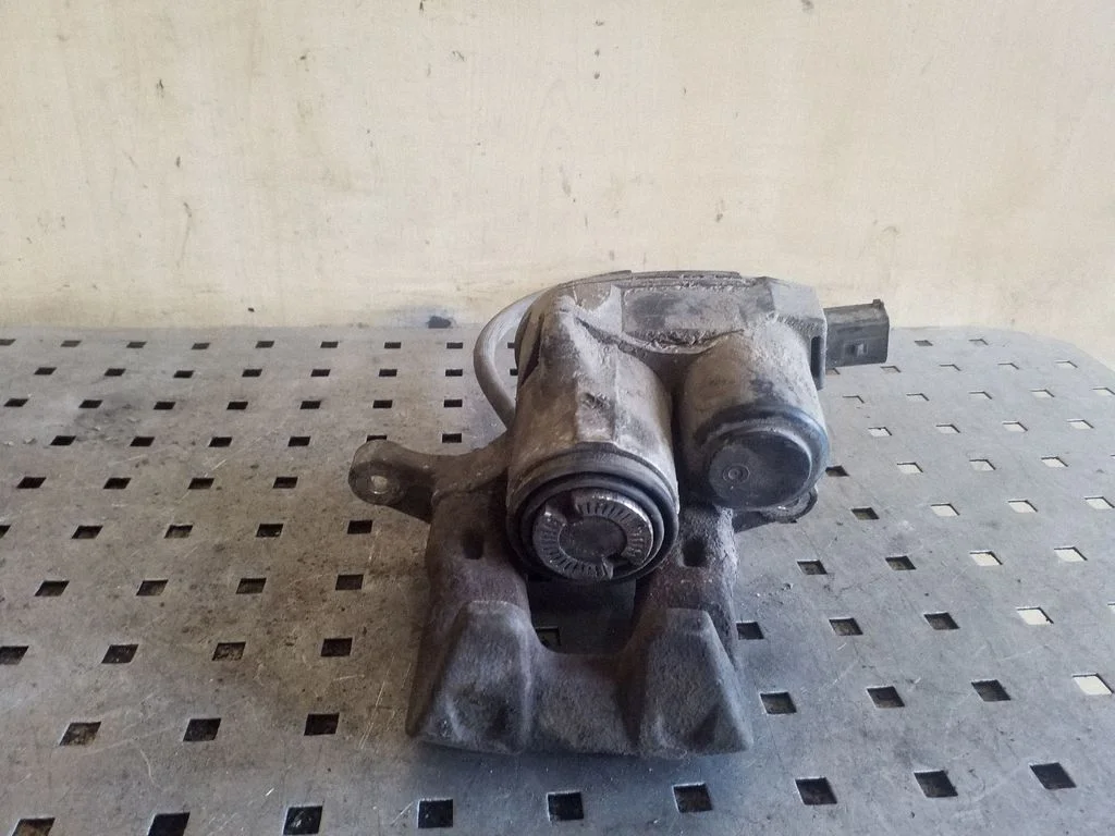 Tagumine pidurisadul – vasak