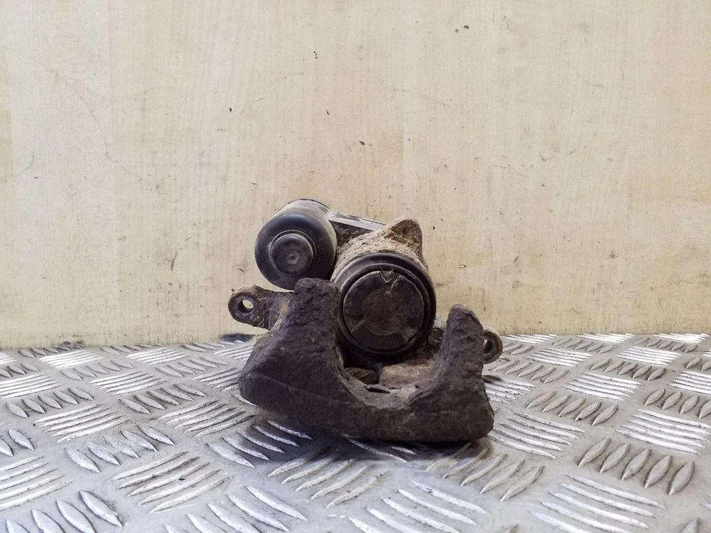 Tagumine pidurisadul – vasak