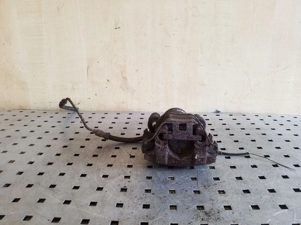 Rear brake caliper – rear right