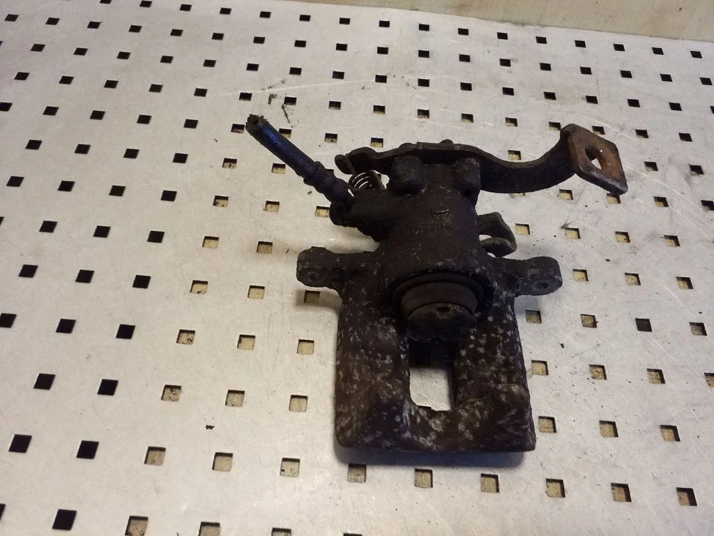 Tagumine pidurisadul 0204Y01989