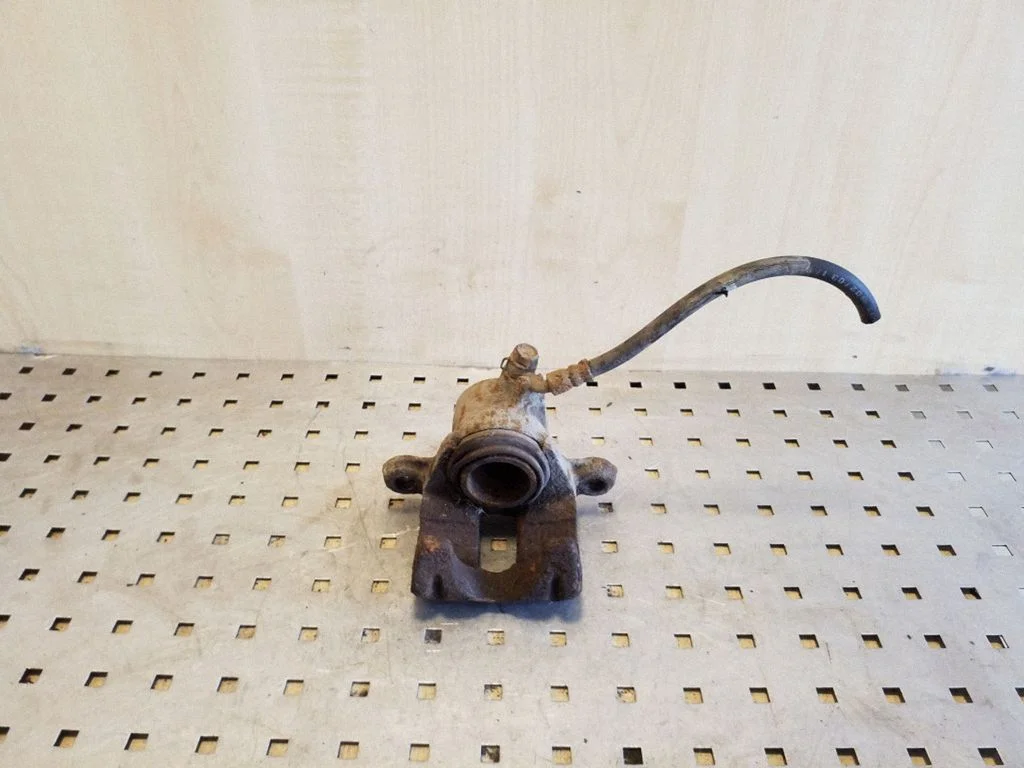 Rear brake caliper – Toyota Land Cruiser (J120) (2002-2009)