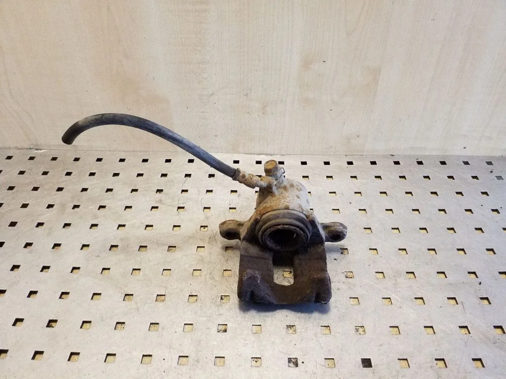 Rear brake caliper – Toyota Land Cruiser (J120) (2002-2009)