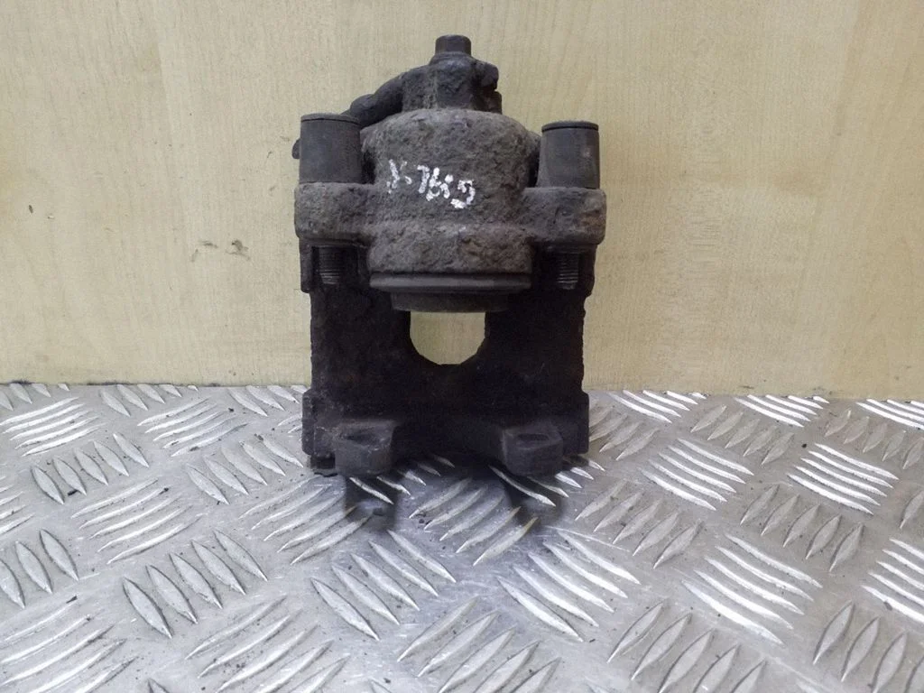 Rear brake caliper – rear right