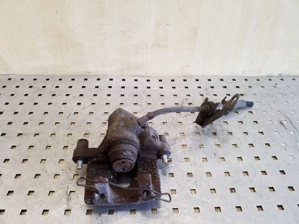 Tagumine pidurisadul – Ford Focus (2010-2017), vasak