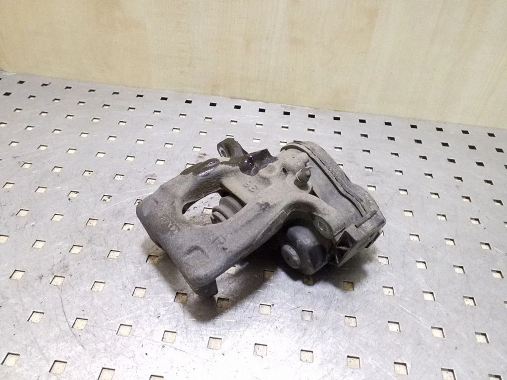 Rear brake caliper 32353310C