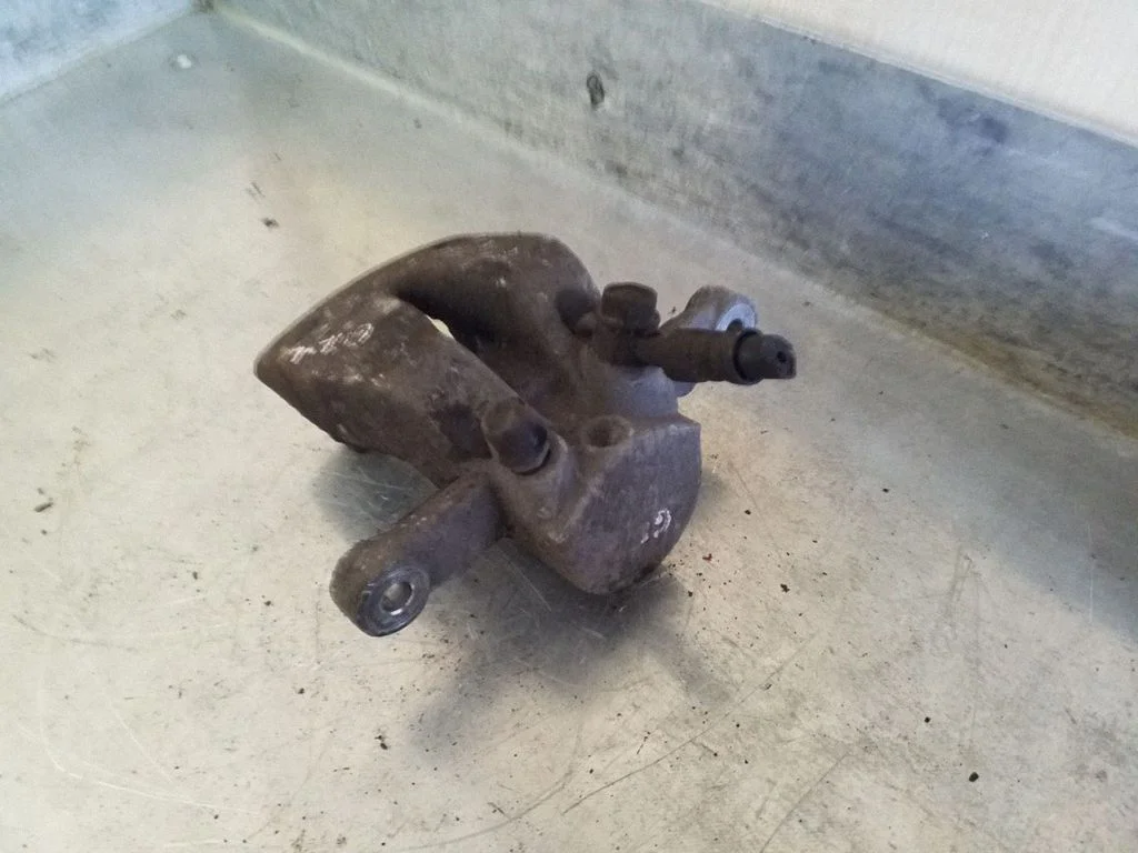 Rear brake caliper Y01339