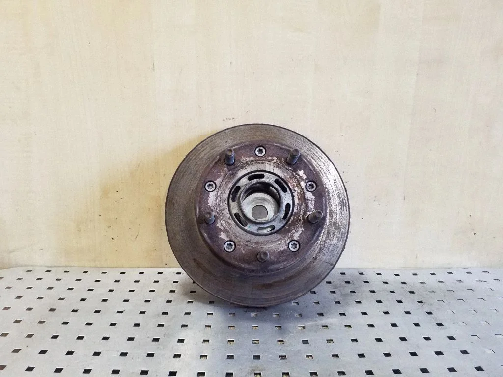 Aizmugurējais bremžu disks – kreisā