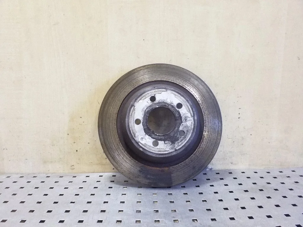 Aizmugurējais bremžu disks – labā