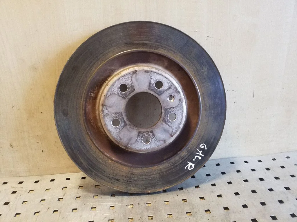 Aizmugurējais bremžu disks – labā