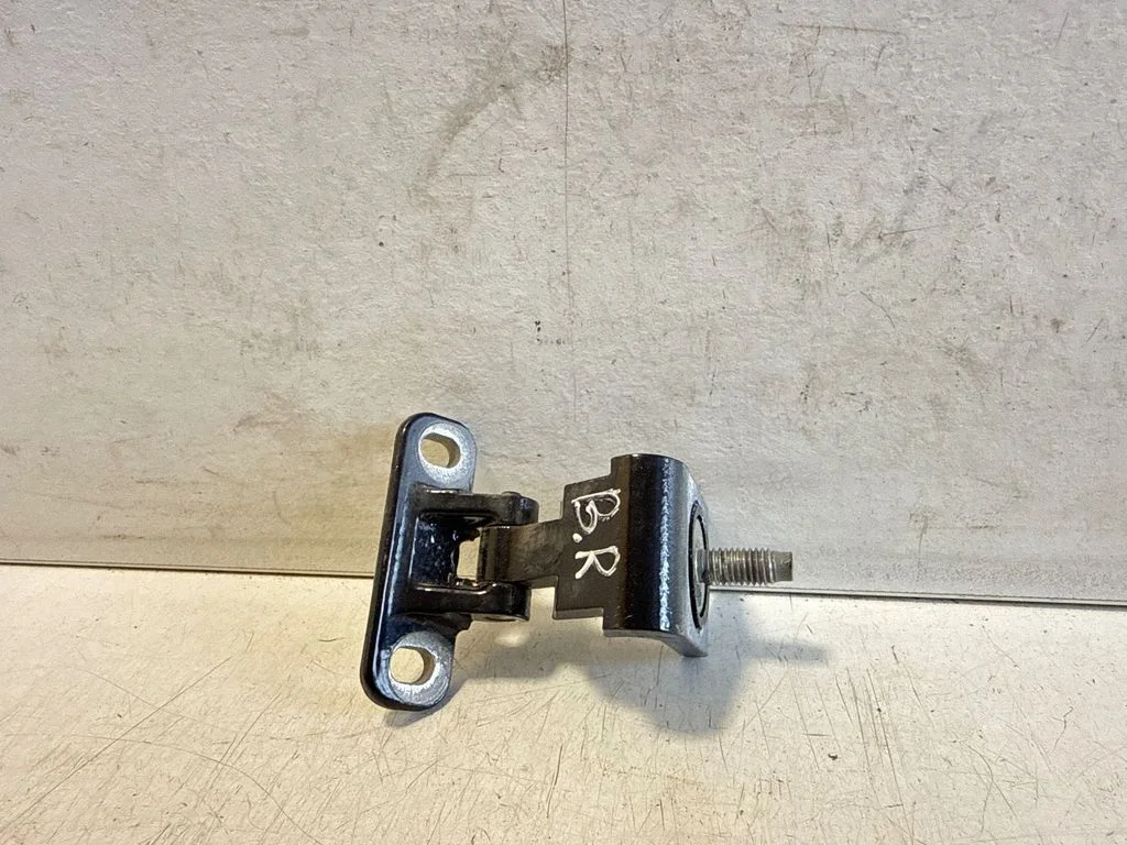 Tailgate/trunk/boot hinge – right
