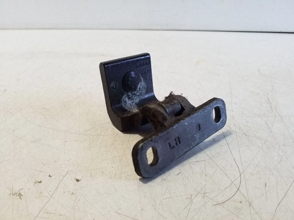 Tailgate/trunk/boot hinge – Audi Q3 8U (2011-2016)