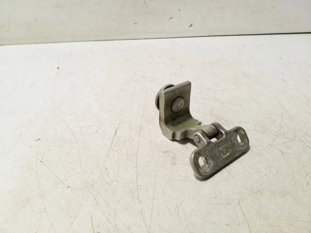 Tailgate/trunk/boot hinge 8V3827299B