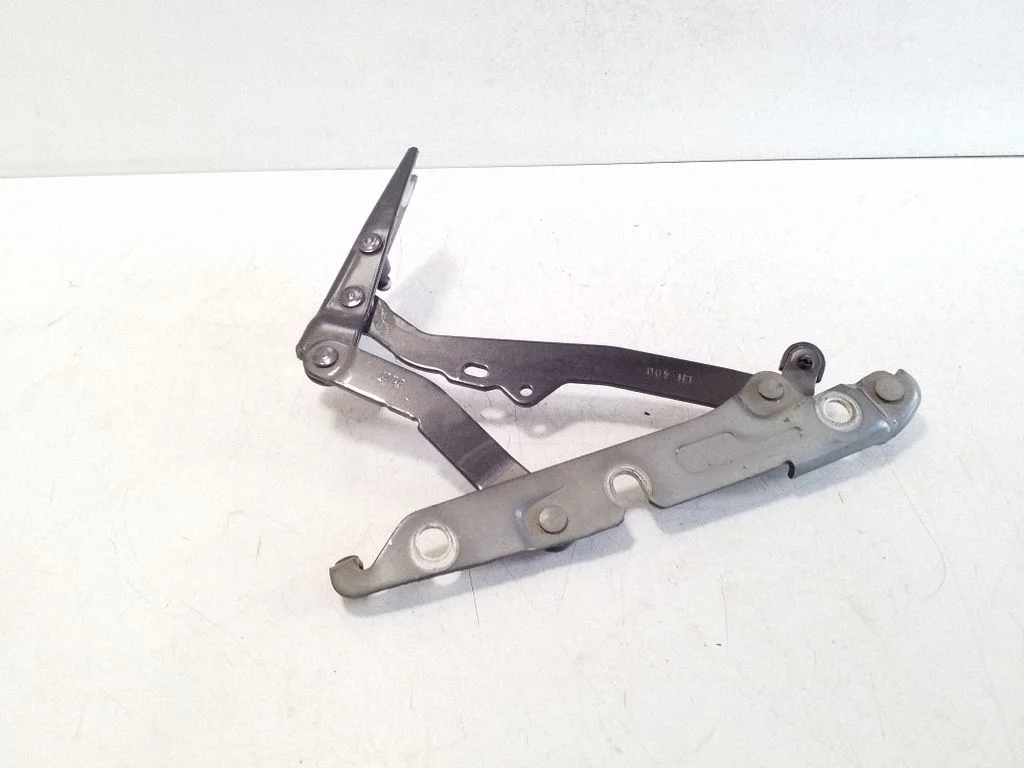 Tailgate/trunk/boot hinge 4F5827301