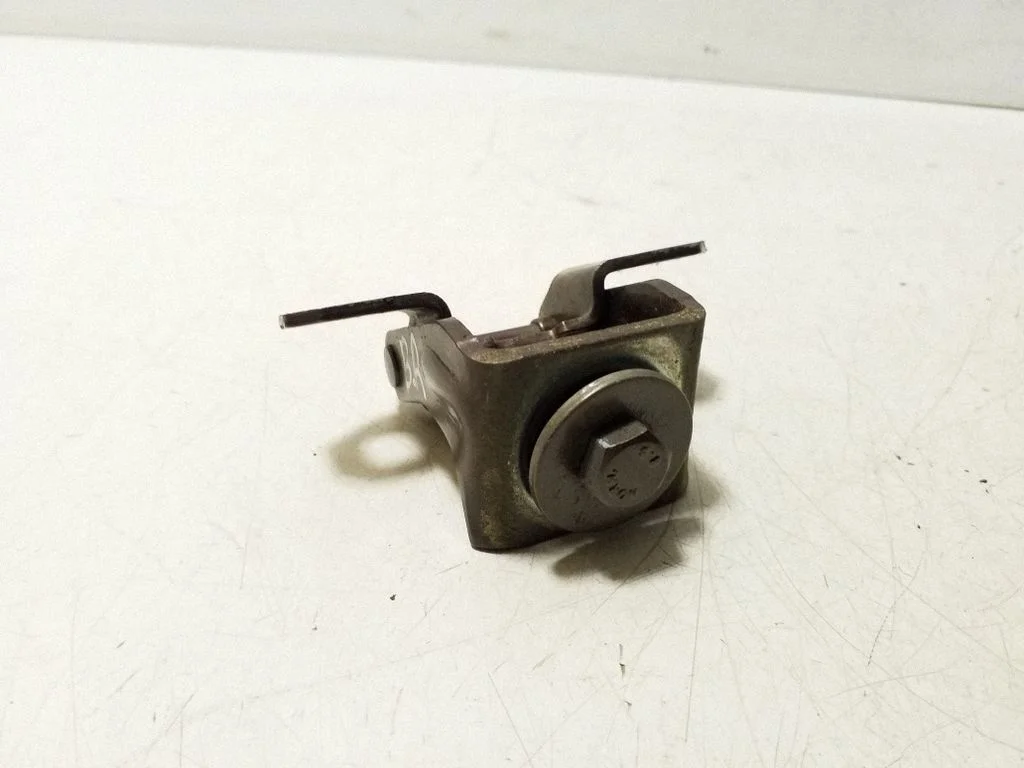 Aizmugurējā vāka eņģe (-es) 534G1
