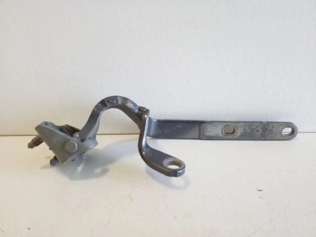 Aizmugurējā vāka eņģe (-es) 8T8827299