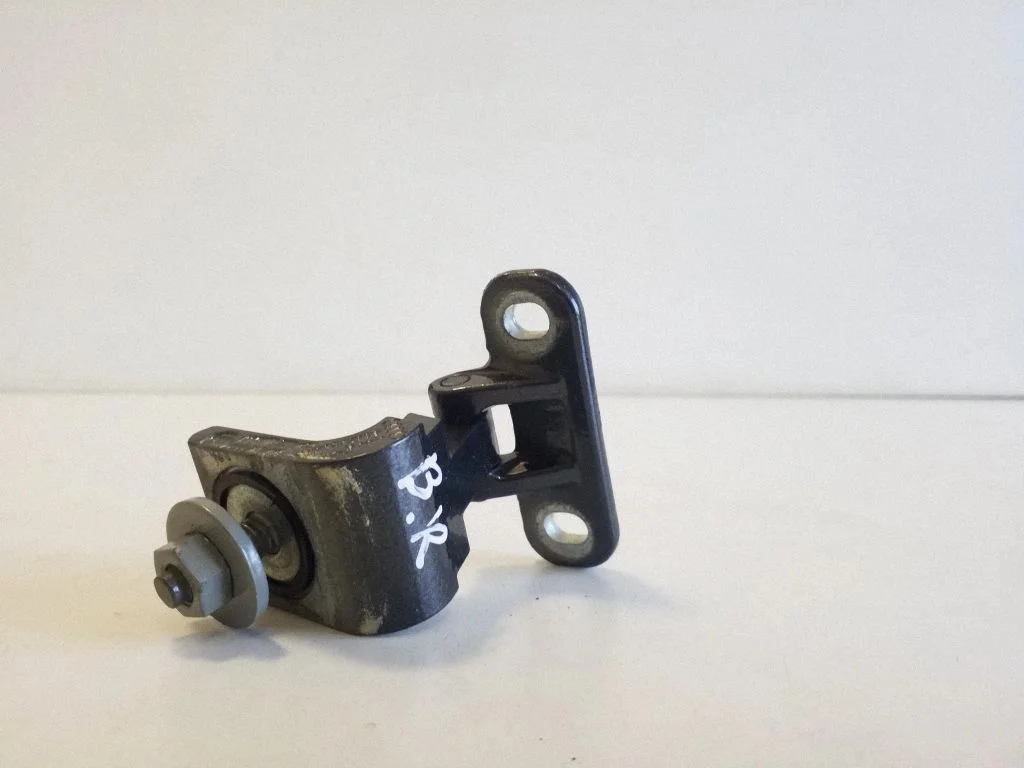 Tailgate/trunk/boot hinge 8V3827299B
