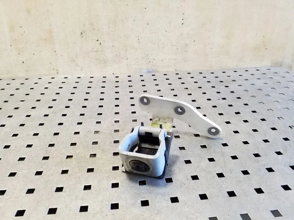 Tailgate/trunk/boot hinge 7P5827301D