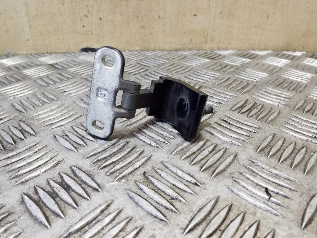 Tailgate/trunk/boot hinge 8V3827299B