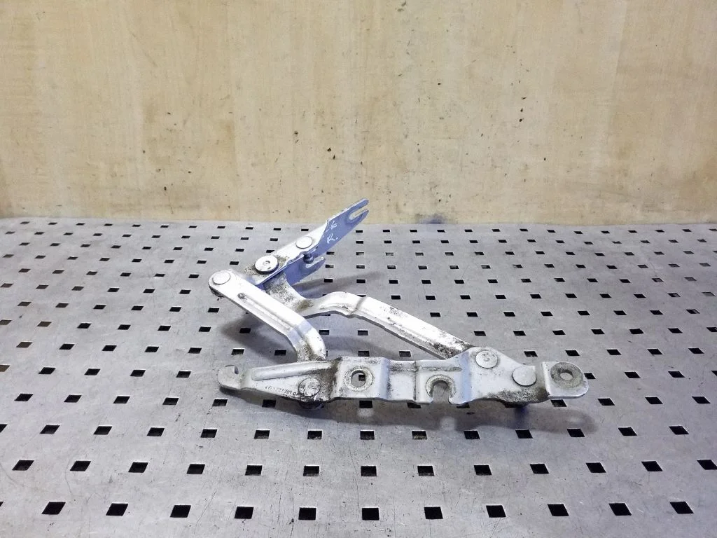 Tailgate/trunk/boot hinge 4B5827301C
