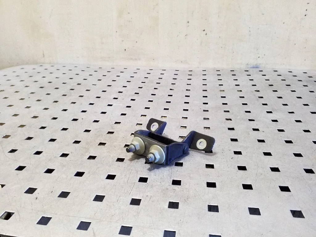 Tailgate/trunk/boot hinge – right