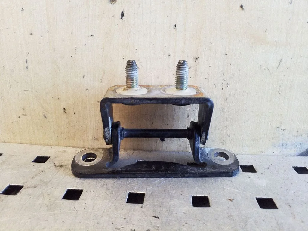 Tailgate/trunk/boot hinge – left