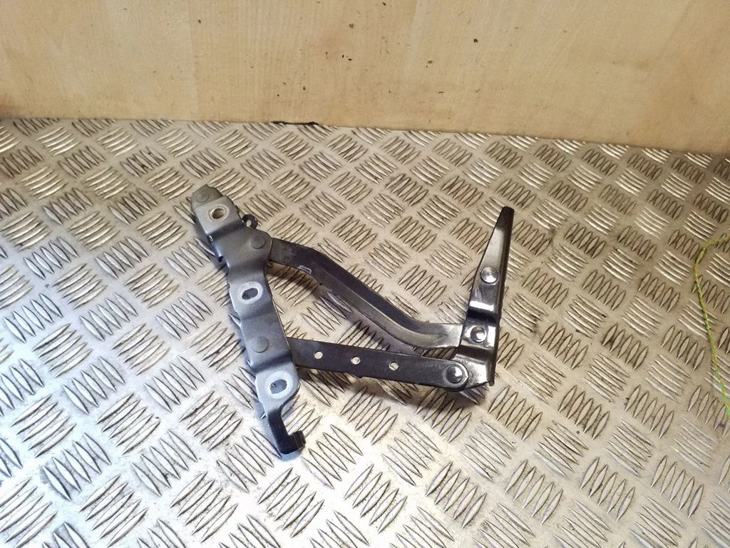 Tailgate/trunk/boot hinge 8F0827302A