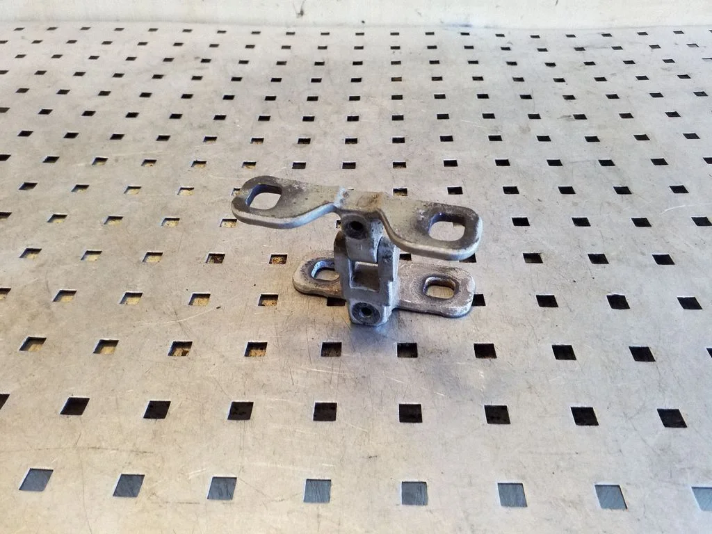 Tailgate/trunk/boot hinge – right