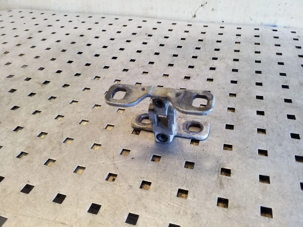 Tailgate/trunk/boot hinge – left