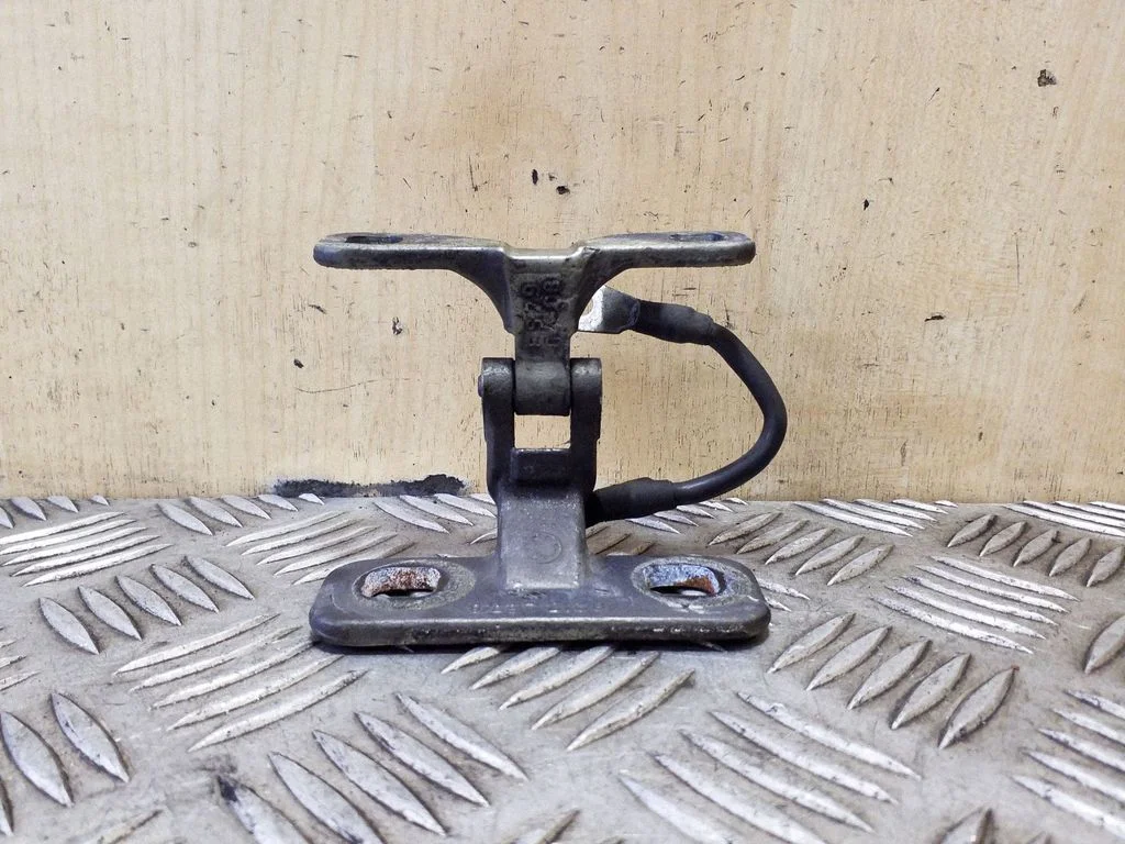 Tailgate/trunk/boot hinge 8247667