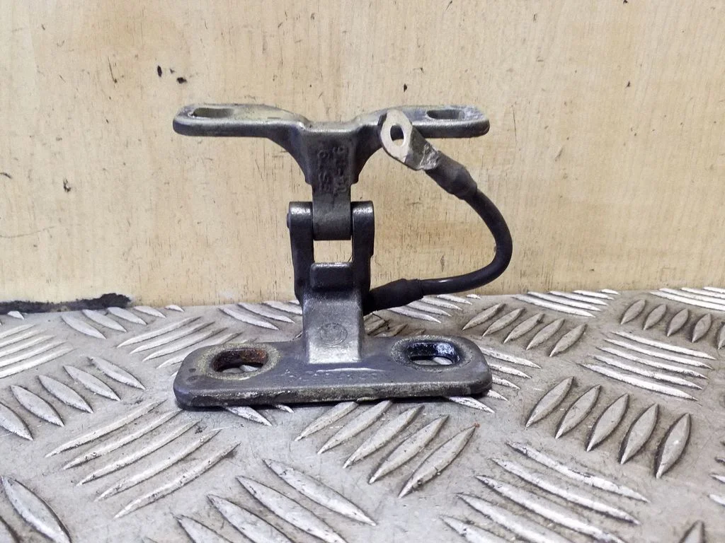 Tailgate/trunk/boot hinge – right