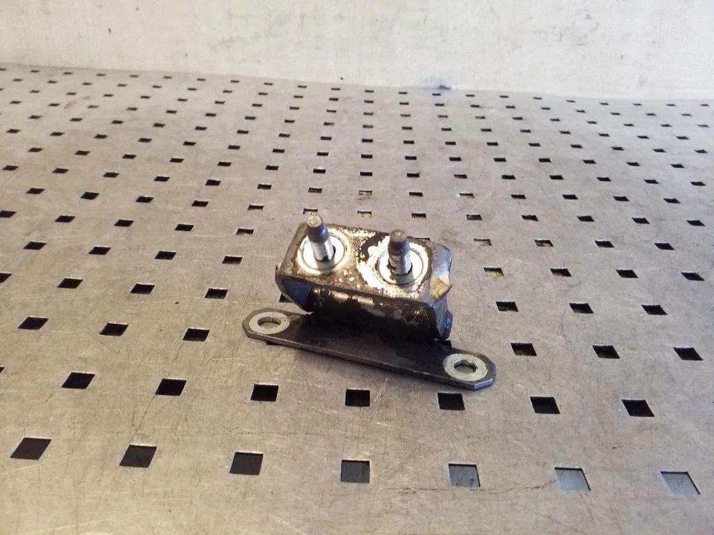 Tailgate/trunk/boot hinge – left