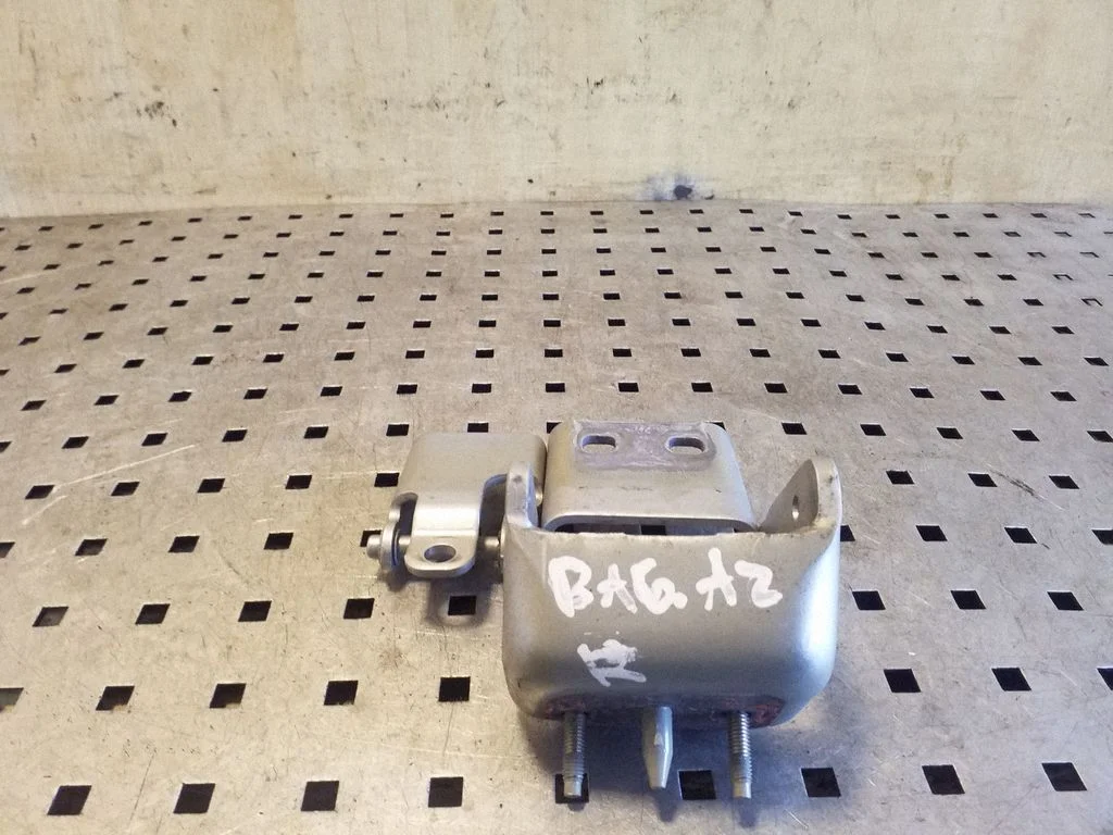 Tailgate/trunk/boot hinge – right