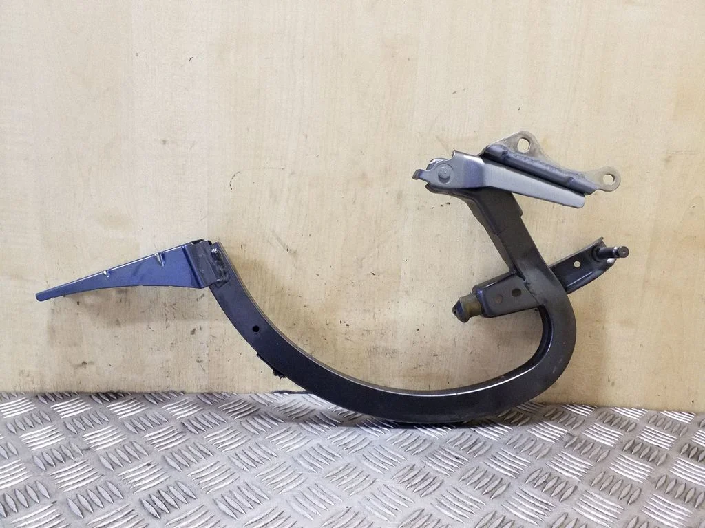 Aizmugurējā vāka eņģe (-es) 4G5827302B