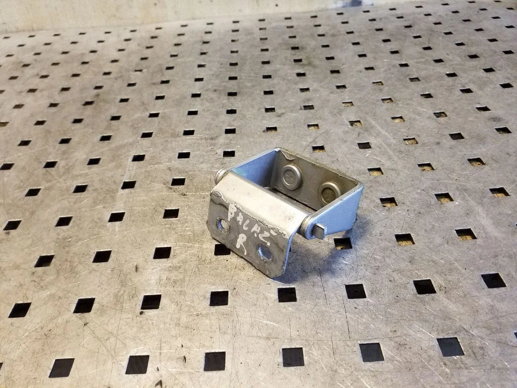 Tailgate/trunk/boot hinge – right