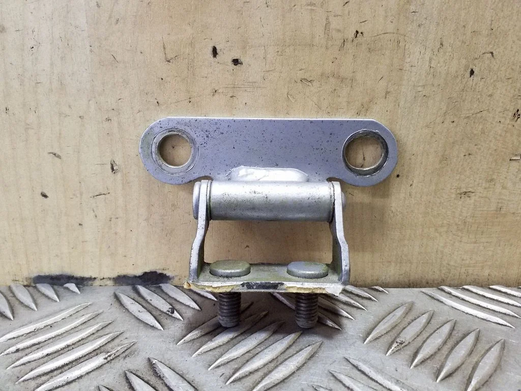 Tailgate/trunk/boot hinge – Toyota Corolla Verso AR10 (2004-2009)