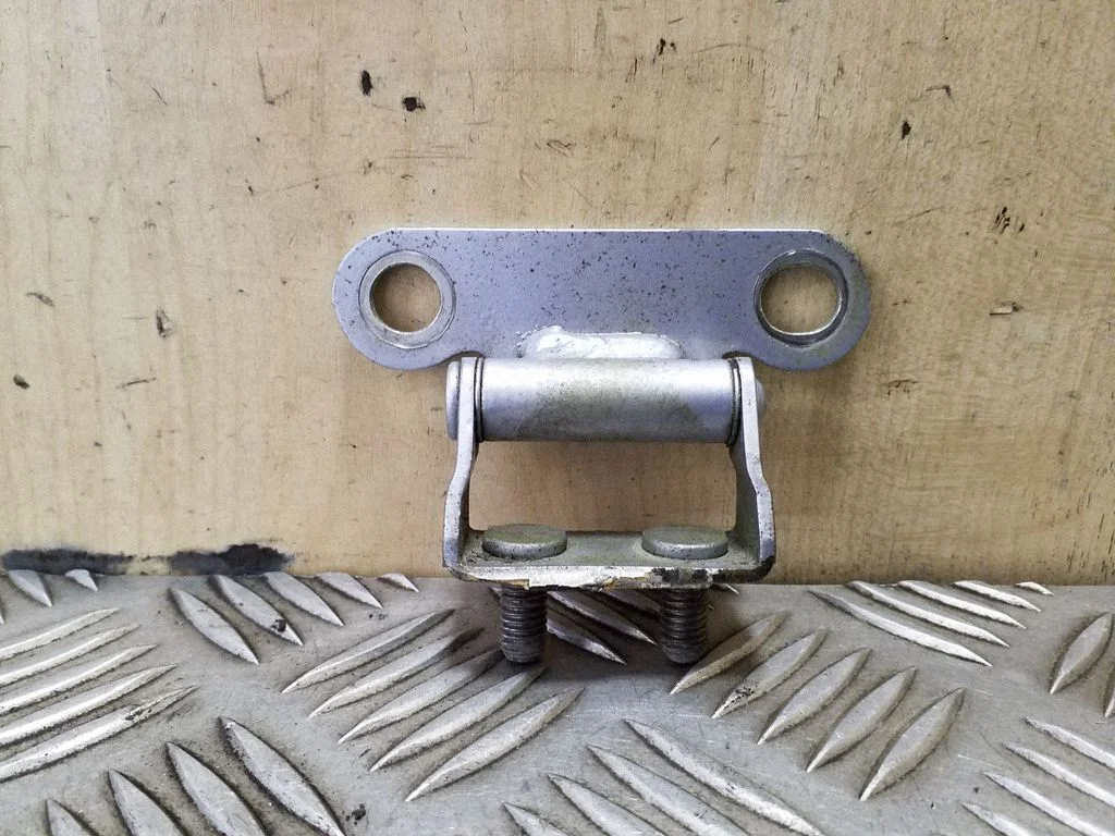 Tailgate/trunk/boot hinge – Toyota Corolla Verso AR10 (2004-2009)