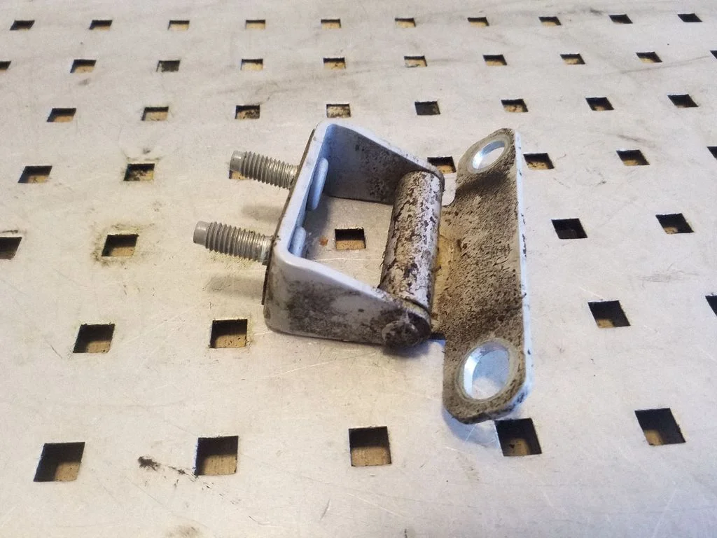 Tailgate/trunk/boot hinge – left