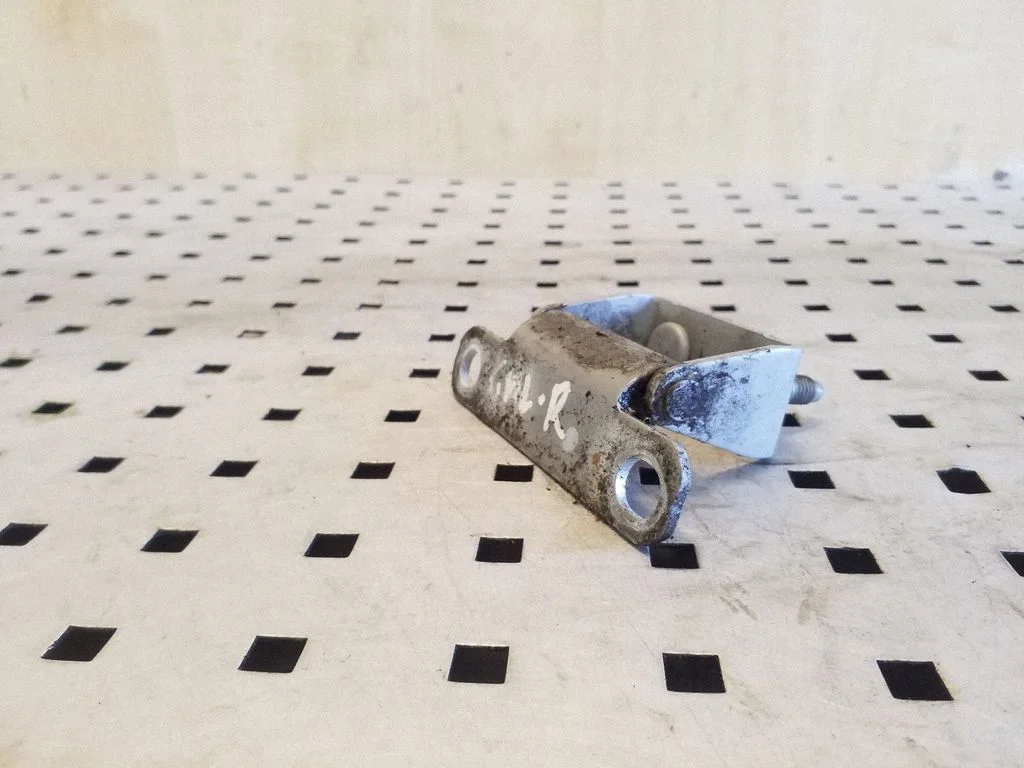 Tailgate/trunk/boot hinge – right