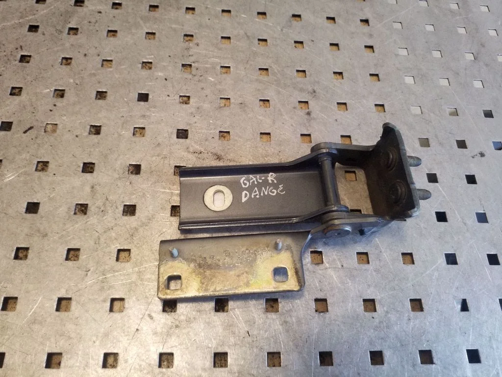 Tailgate/trunk/boot hinge – right