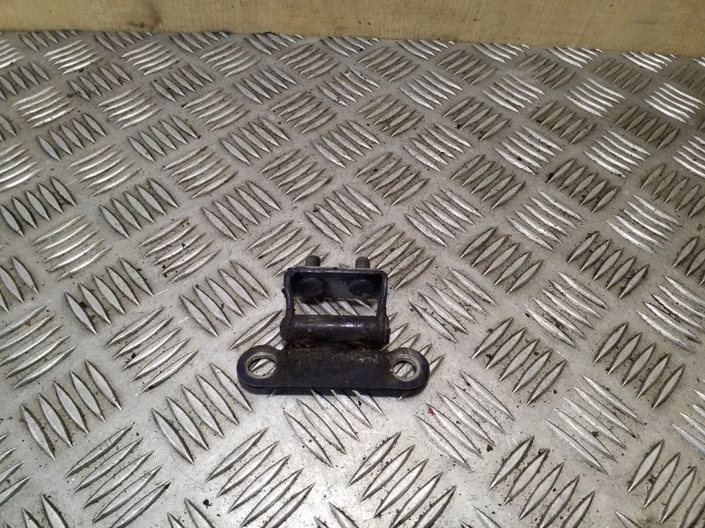 Tailgate/trunk/boot hinge – Toyota Corolla Verso E121 (2001-2004)