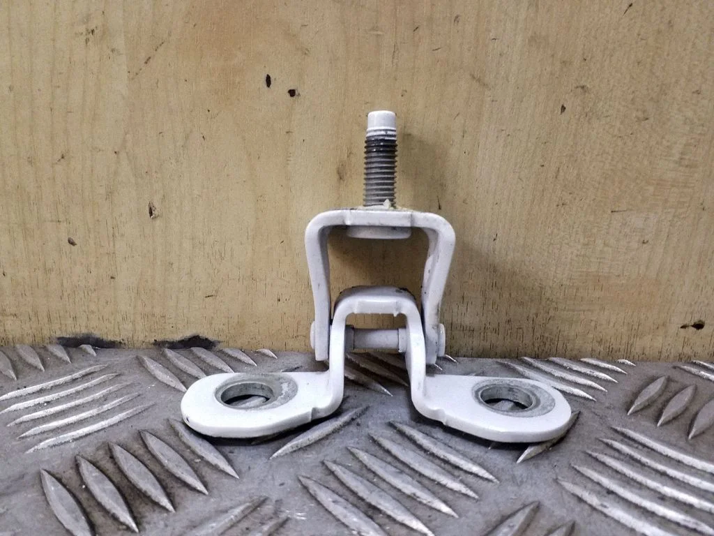 Tailgate/trunk/boot hinge – right