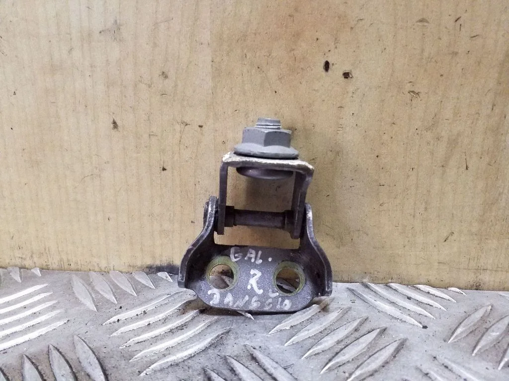 Tailgate/trunk/boot hinge – right