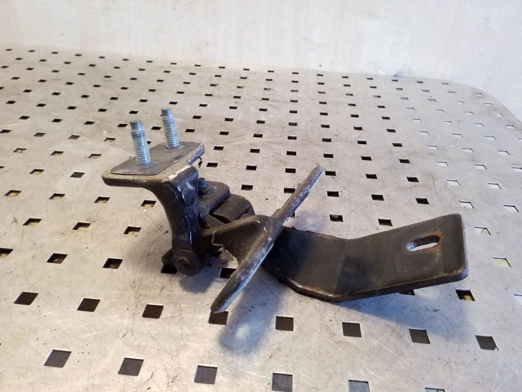 Tailgate/trunk/boot hinge – Land Rover Range Rover Sport L320 (2005-2013)