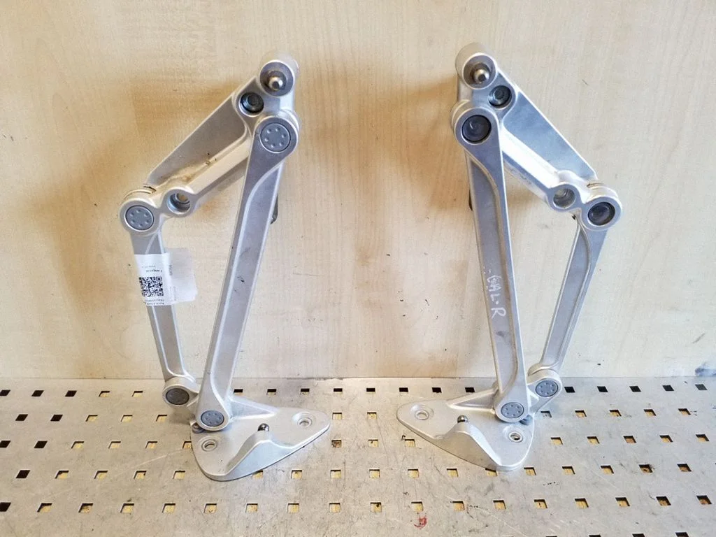 Tailgate/trunk/boot hinge 3D5827301R