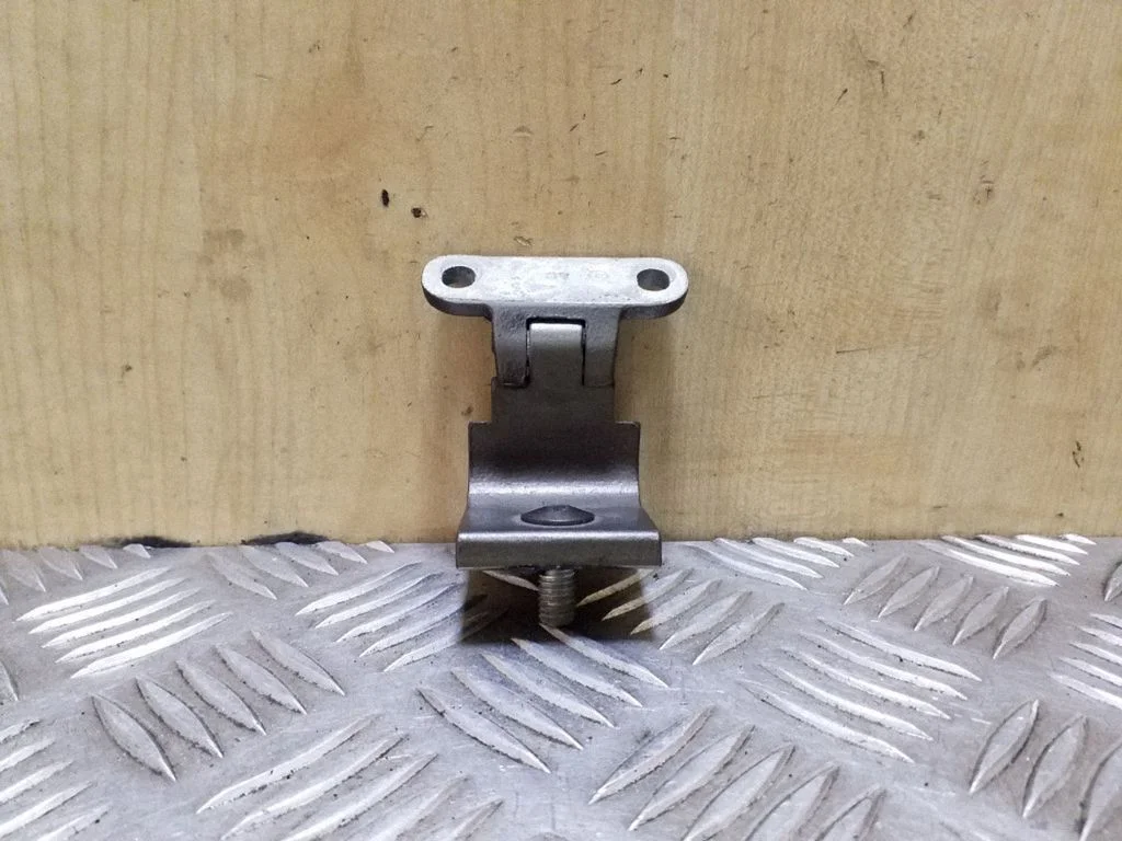 Tailgate/trunk/boot hinge