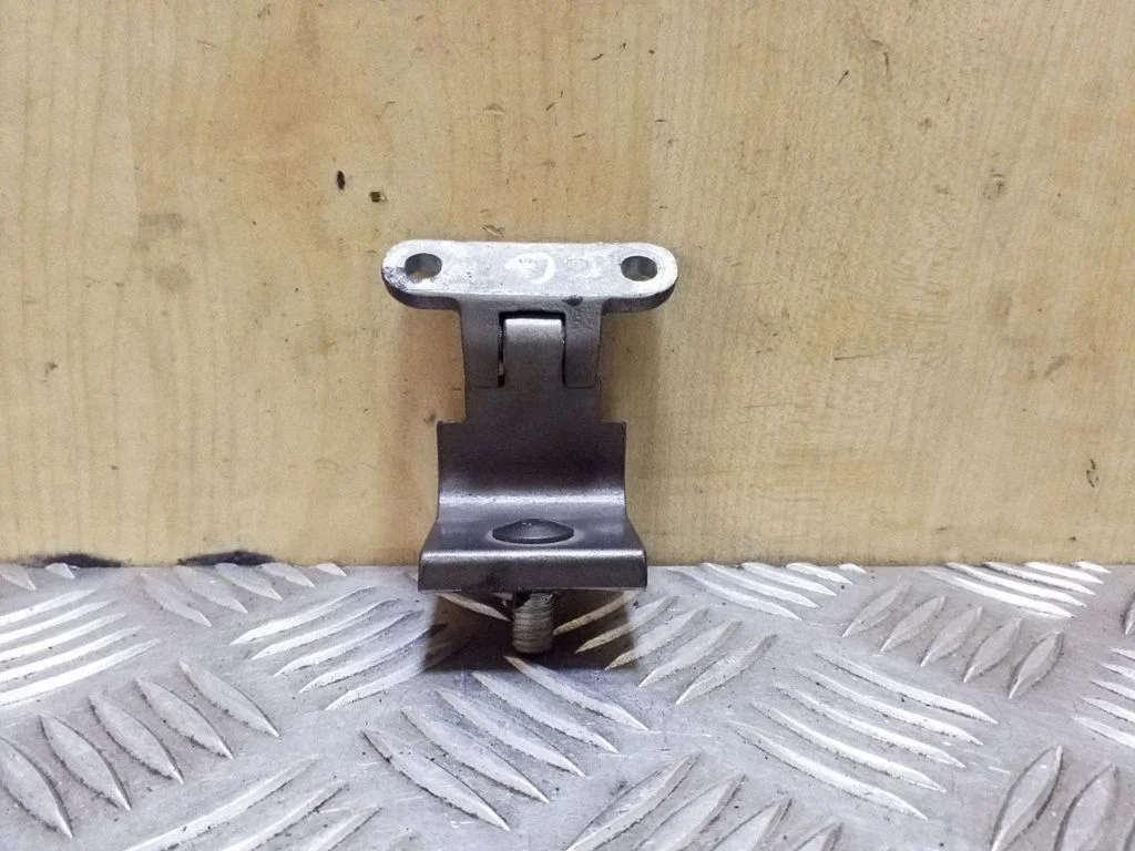Tailgate/trunk/boot hinge