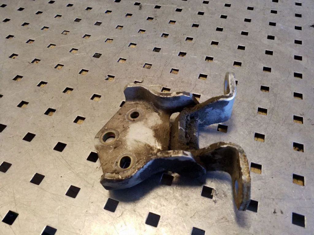 Tailgate/trunk/boot hinge