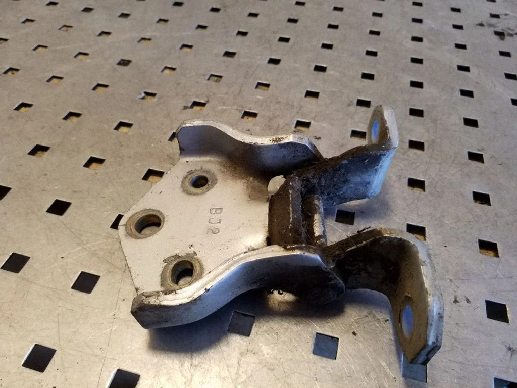 Tailgate/trunk/boot hinge
